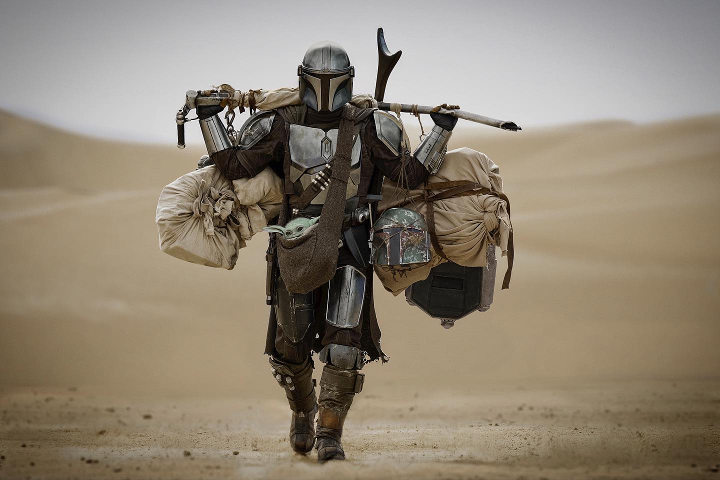 Set Photo Din Djarin with Boba Fett's Helmet Image Galleries Boba